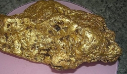 Tưởng là sắt vụn, chàng trai trẻ tuổi suýt vứt cục vàng 7 tỷ đồng vào thùng rác