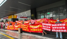 Nhà Nam Từ Liêm nhưng lừa bán Cầu Giấy: Cư dân tiếp tục mang băng rôn diễu phố đòi chủ đầu tư đối thoại