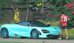 Chơi siêu xe ở tuổi 24, thủ môn Bùi Tiến Dũng có phải là đại gia mới nổi?