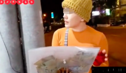 Gái xinh giả bệnh 'tối cầm biển đi xin tiền, sáng đi mua vàng' vòng vo khi bị nhóm người đàn ông truy vấn