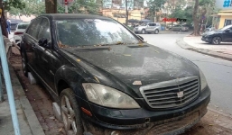 Sau 5 năm dãi nắng dầm mưa tại Hà Nội, 'xế hộp' bạc tỷ vẫn còn 1 thứ dễ mất khiến nhiều người khó hiểu