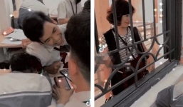 Cả lớp bật nhạc thất tình để an ủi bạn vừa chia tay người yêu, biểu cảm của cô giáo đứng bên cửa sổ gây chú ý