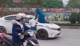 Bắt quả tang chồng chở nhân tình đi nhà nghỉ, vợ nhảy lên nắp capo rồi dùng gạch đập vỡ kính ô tô