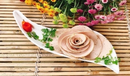 Cách cắt giò hình hoa hồng vừa dễ vừa đẹp khiến chị em rần rần học ngay để về nhà trổ tài