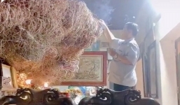 Cận cảnh bát hương cao hơn 2 mét, choán hết không gian phòng khách nhưng gia chủ vẫn không dọn tàn