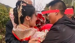 Cô dâu ngượng ngùng khi được bố chồng bế từ xe hoa vào nhà