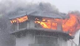 TP.HCM: Khách sạn Đồng Khánh bốc cháy dữ dội trong cơn mưa rào