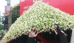 Chị em thích thú với mô hình nón lá khổng lồ bằng hoa loa kèn trên phố Hà Nội