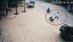 Tài xề dùng 'Vô ảnh cước', 'Lăng ba vi bộ' để cứu người đi xe máy khi phát hiện cặp bánh xe lăn ra đường 