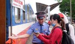 Thí sinh và người thân được giảm giá vé tàu khi đi thi, nhập học 