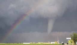 Cảnh tượng thiên nhiên hiếm gặp: Cầu vồng và lốc xoáy quấn quýt bên nhau