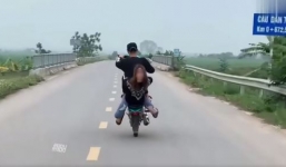 Cặp nam nữ thực hiện màn bốc đầu xe máy điêu luyện, dân tình 'khuyên' nên nộp hồ sơ thi vào trường xiếc 