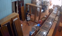 Thấy vợ đánh rơi tiền, chồng dùng đủ 1001 kế để chôm chỉa khiến dân tình không nhịn được cười