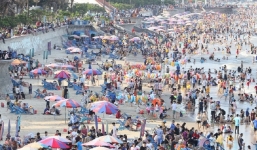 Bãi biển Vũng Tàu ken đặc người trong ngày đầu nghỉ lễ 30/4