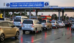 Cao tốc Long Thành – Dầu Giây ùn tắc 8km vẫn không xả trạm dù CSGT nhiều lần yêu cầu