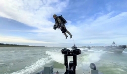 Thiết bị đặc biệt giúp lính Thủy quân Lục chiến Hoàng gia Anh bay lượn như chim trên biển