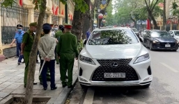 Đỗ xe trái phép, tài xế Lexus khoe có giấy ra vào 'trụ sở Công an' thách thức 'biết xe của ai không mà cẩu'