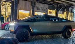 Xe bán tải 'đến từ tương lai' của tỷ phú Elon Musk's gây chú ý khi xuất hiện trên phố