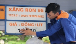 Giá xăng, dầu đồng loạt tăng lên mức cao nhất trong 15 tháng