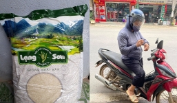 Ủng hộ vùng bị cách ly 30kg gạo, người phụ nữ chân lấm tay bùn khiến nhiều người xúc động