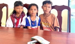 Nhặt được hơn 40 triệu đồng, 3 học sinh nghèo vừa run vừa sợ mang nộp công an