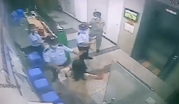 Người phụ nữ rút dép 'xử' bảo vệ chung cư vì bị nhắc nhở đeo khẩu trang