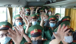 Gần 140 quân y lên đường chi viện tới Bắc Giang và Bắc Ninh hỗ trợ dập dịch