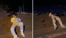 GĐ Sở Y tế Điện Biên không cầm được nước mắt khi nhìn 2 cán bộ y tế kiệt sức, nằm ngủ vệ đường