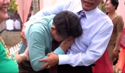 Tiễn con gái về nhà chồng, ông bố mếu máo xúc động đến mức phải có người dìu