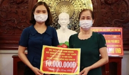 Mẹ Việt Nam Anh hùng 97 tuổi dùng tiền tiết kiệm từ nhiều năm ủng hộ chống dịch