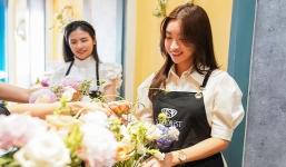 Hoa hậu Ngọc Hân, Mỹ Linh đọ dáng tại tiệm hoa đẹp như trời Âu 