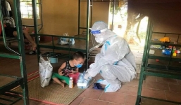 Tết Thiếu nhi đặc biệt của bé trai chui gầm giường trong khu cách ly khiến ai cũng rưng rưng