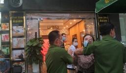 Khai trương không phép giữa dịch COVID-19, người phụ nữ trong TMV ném thẳng chìa khóa vào PV