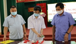 Nữ sinh lớp 10 đập lợn, mang toàn bộ tiền tiết kiệm ủng hộ quỹ phòng chống dịch Covid-19