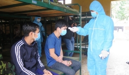 F2 đi bộ gần 130 km từ Bắc Giang về Quảng Ninh bị bố mẹ cấm cửa, bắt đi khai báo