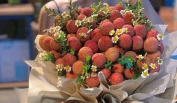 Bó hoa vải thiều đẹp lạ giá hơn nửa triệu đồng được CĐM chia sẻ rầm rộ