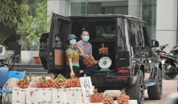 Đại gia mang siêu xe 14 tỷ đi bán vải ở vỉa hè: Tôi bán ủng hộ nông dân