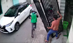 Suýt bị cổng sắt đổ đè trúng, nam tài xế xe ôm công nghệ vẫn có pha xử lý đi vào lòng người