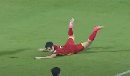 Báo Trung tố Văn Toàn 'vấp cỏ' có penalty, CĐV nước này liền phản bác: 'Đừng có vu khống họ như thế'