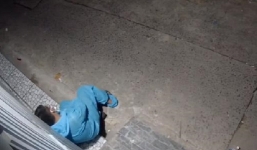 Hình ảnh người cán bộ nơi tuyến đầu chống dịch mệt mỏi, nằm vật trước cửa nhà dân bên đường khiến ai cũng xót xa