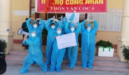 Đội tình nguyện viên 'siêu thị 0 đồng' ở Bắc Giang ‘quẩy’ tưng bừng dưới nắng nóng để cổ vũ tinh thần chống dịch