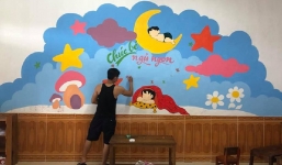 Rảnh rỗi khi đi cách ly, thầy giáo mỹ thuật 'thay áo' cho trường mầm non bằng những tranh vẽ đáng yêu hết nấc