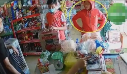 Bị chủ tiệm tạp hoá đuổi thẳng vì không đeo khẩu trang, người phụ nữ lên mặt hỏi 'biết tao là ai không?'