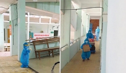 Clip bé trai 5 tuổi mắc Covid-19 phụ mẹ bê đồ rời khu cách ly đến bệnh viện khiền nhiều người xót xa