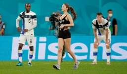 EURO 2020: 'Bóng hồng' xinh đẹp lao xuống sân trận Phần Lan - Bỉ để quảng cáo tiền ảo