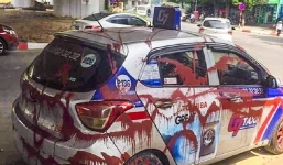 Đỗ dưới gầm cầu, taxi ở Hà Nội bị phun sơn kín thân xe: Công an vào cuộc