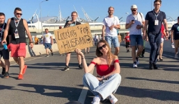 EURO 2020: Cao thủ không bằng tranh thủ, nữ CĐV xinh đẹp gây sốt trên MXH với tấm biển tìm chồng