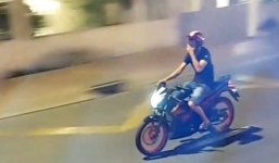 Vợ đi cách ly vì Covid-19, chồng rơi nước mắt phóng xe máy đưa tiễn cả một quãng đường dài