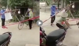 Người phụ nữ lớn tuổi quyết 'ăn thua' với lực lượng chức năng để đòi ra khỏi khu vực phong toả