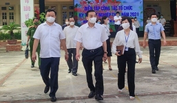 Thi tốt nghiệp THPT 2021: Chủ tịch Hà Nội kiểm tra công tác phòng dịch COVID-19 tại các điểm thi 